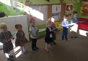 Dzieci stoją z książkami